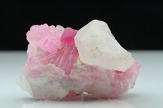 Pinkfarbige Turmaline Kristalle in Matrix