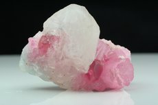 Pinkfarbige Turmaline Kristalle in Matrix