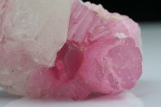 Pinkfarbige Turmaline Kristalle in Matrix