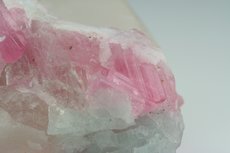 Pinkfarbige Turmaline Kristalle in Matrix