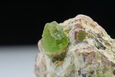 Feiner Peridot Kristall in Matrix