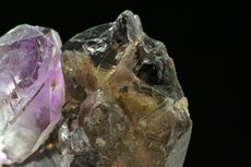 Amethyst auf Rauchquarz-Kristall