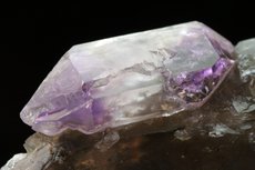 Amethyst auf Rauchquarz-Kristall