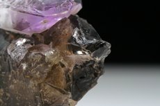 Amethyst auf Rauchquarz-Kristall