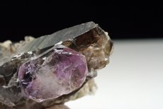 Amethyst auf Rauchquarz-Kristall