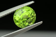 Feiner facettierter Peridot