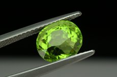 Feiner facettierter Peridot