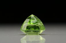 Feiner facettierter Peridot