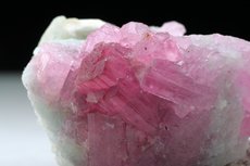 Pinkfarbige Turmalin Stufe