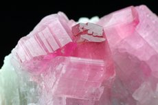 Pinkfarbige Turmalin Stufe