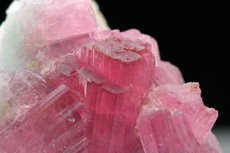 Pinkfarbige Turmalin Stufe