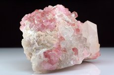 Pinkfarbige Turmalin Kristalle auf Quarz & Feldspat