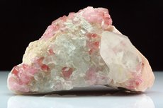 Pinkfarbige Turmalin Kristalle auf Quarz & Feldspat