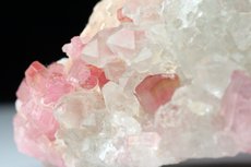 Pinkfarbige Turmalin Kristalle auf Quarz & Feldspat