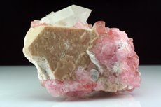 Pinkfarbige Turmalin Kristalle auf Quarz & Feldspat