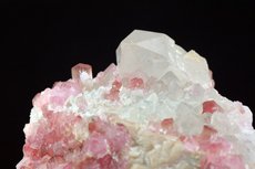 Pinkfarbige Turmalin Kristalle auf Quarz & Feldspat