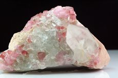 Pinkfarbige Turmalin Kristalle auf Quarz & Feldspat