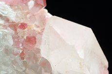 Pinkfarbige Turmalin Kristalle auf Quarz & Feldspat