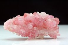 Pinkfarbige Turmaline auf Quarz