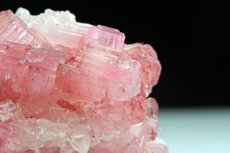 Pinkfarbige Turmaline auf Quarz