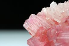 Pinkfarbige Turmaline auf Quarz