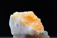 Johachidolith Kristall auf klarem Phlogopit
