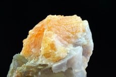 Johachidolith Kristall auf klarem Phlogopit