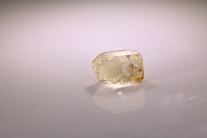 Sinhalit Kristall mit Endflächen