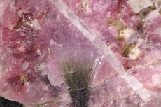 Cristal de Turmalina en forma de seta en Matrix