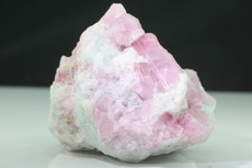 Feiner  Pink Turmalin Kristall auf bläulichem Albit