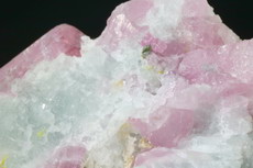 Feiner  Pink Turmalin Kristall auf bläulichem Albit