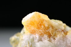 Gut geformter Johachidolith Kristall in Matrix