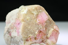 Pinkfarbene Turmalin Kristalle auf Feldspat