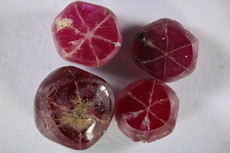4 Trapiche Rubin Kristalle