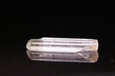 Zwei klare Hambergit Kristalle 