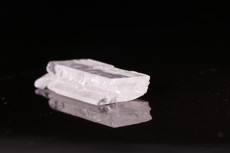 Zwei klare Hambergit Kristalle 