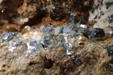 Sehr seltene Pyrop - Grossular Granat Kristalle in Matrix Mogok