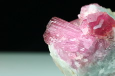 Seltene pinkfarbene Turmalin Kristalle in Matrix