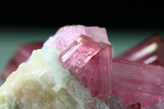 Seltene pinkfarbene Turmalin Kristalle in Matrix