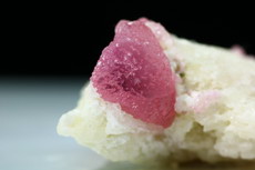 Transparenter Pilz-Turmalin Kristall in Matrix
