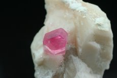 Pinkfarbiger Turmalin Kristall in Matrix