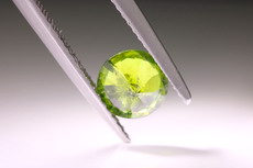 Feiner geschliffener Demantoid (Pferdeschwanz)  Telyanskaya