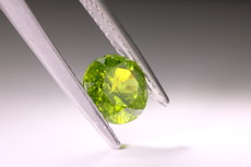 Feiner geschliffener Demantoid (Pferdeschwanz)  Telyanskaya