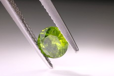 Feiner geschliffener Demantoid (Pferdeschwanz)  Telyanskaya