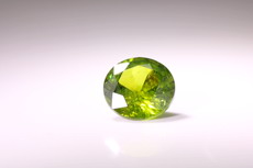 Feiner geschliffener Demantoid (Pferdeschwanz)  Telyanskaya