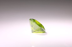 Feiner geschliffener Demantoid (Pferdeschwanz)  Telyanskaya