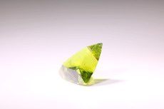 Schöner Demantoid Trillion-Schliff (Telyanskaya)