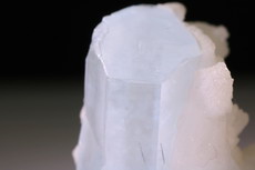 Aquamarin Kristall mit Cleavelandit 