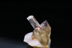 Feiner Phenakit Doppelender -Kristall auf Rauchquartz