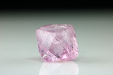 Edler  rosafarbiger Spinell Kristall 